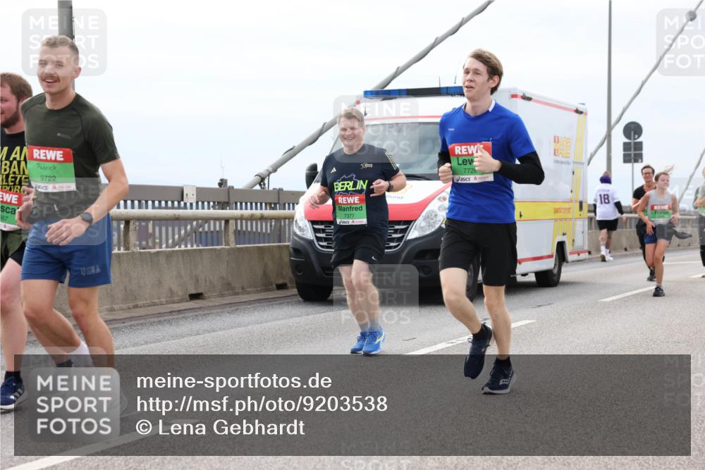 03.10.2025 - Köhlbrandbrückenlauf Lena Gebhardt http://msf.ph/oto/9203538 03.10.2025 15:53:27 Position 2 987, 9722, 7377, 7726, 18 meine-sportfotos.de