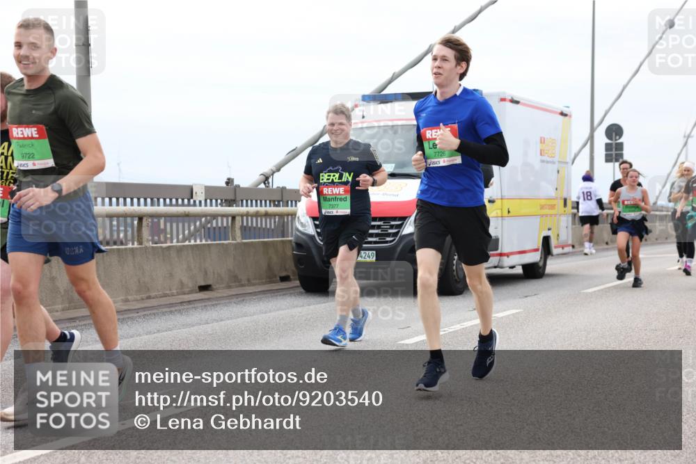 03.10.2025 - Köhlbrandbrückenlauf Lena Gebhardt http://msf.ph/oto/9203540 03.10.2025 15:53:27 Position 2 9722, 7377, 4249, 7726, 18 meine-sportfotos.de