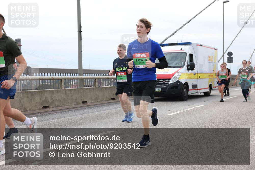 03.10.2025 - Köhlbrandbrückenlauf Lena Gebhardt http://msf.ph/oto/9203542 03.10.2025 15:53:27 Position 2 50, 7726, 7377, 4249 meine-sportfotos.de