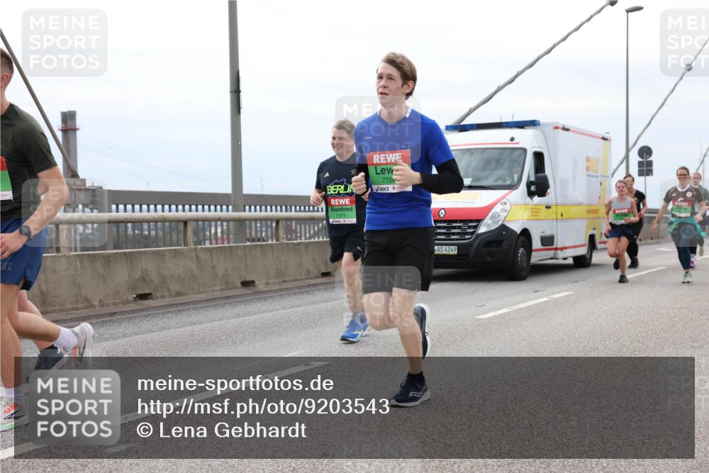 03.10.2025 - Köhlbrandbrückenlauf Lena Gebhardt http://msf.ph/oto/9203543 03.10.2025 15:53:27 Position 2 7377, 7726, 4249 meine-sportfotos.de