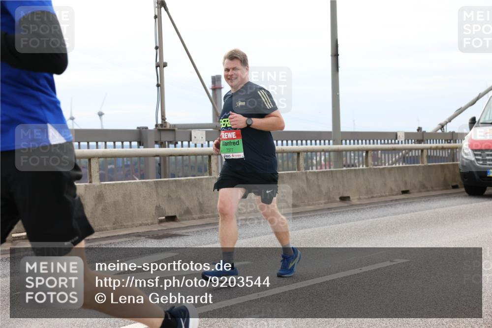 03.10.2025 - Köhlbrandbrückenlauf Lena Gebhardt http://msf.ph/oto/9203544 03.10.2025 15:53:29 Position 2 7377 meine-sportfotos.de