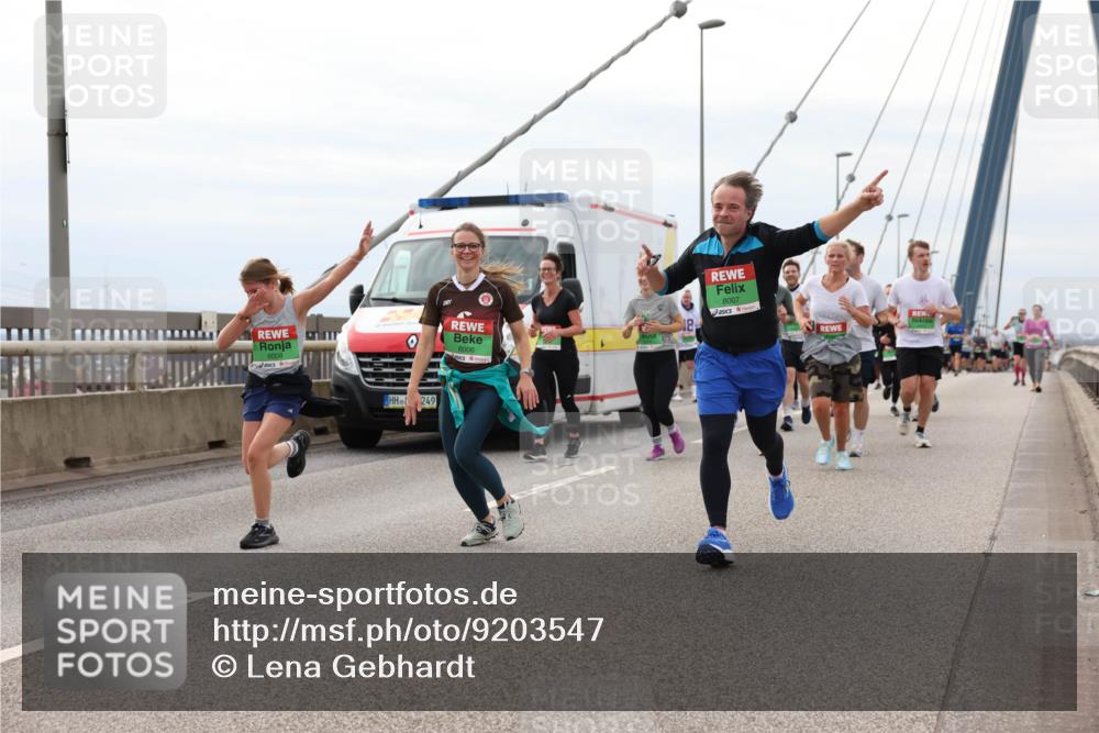 03.10.2025 - Köhlbrandbrückenlauf Lena Gebhardt http://msf.ph/oto/9203547 03.10.2025 15:53:29 Position 2 8008, 249, 8007, 18, 8006 meine-sportfotos.de