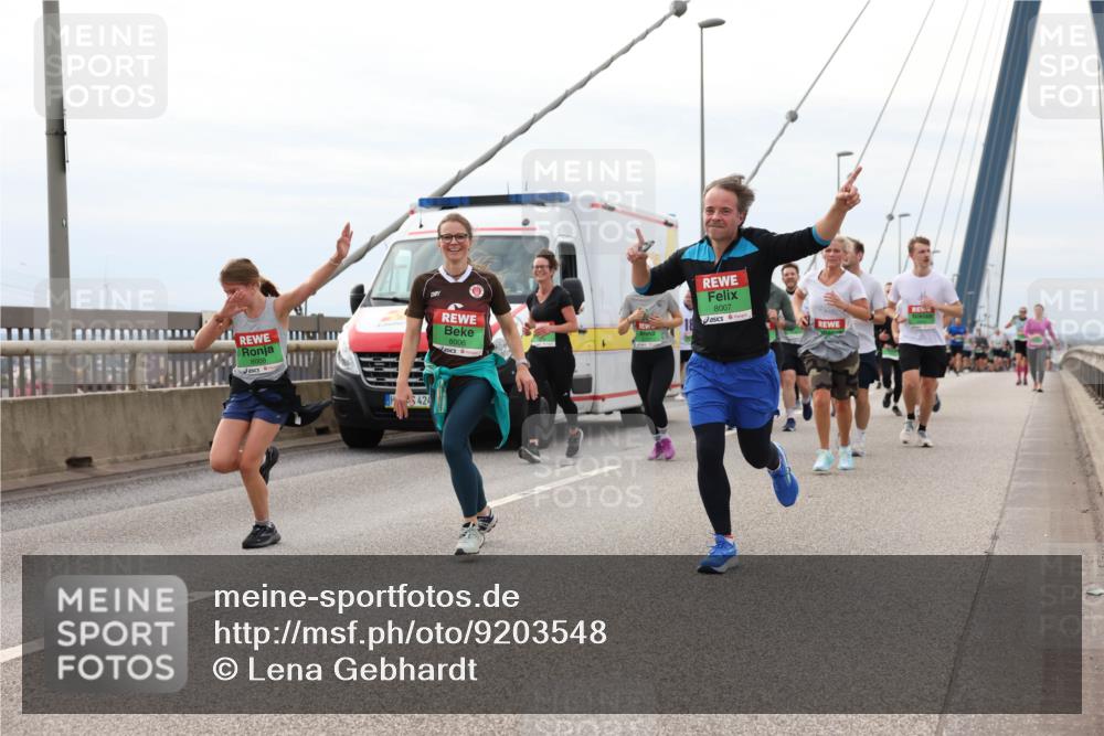 03.10.2025 - Köhlbrandbrückenlauf Lena Gebhardt http://msf.ph/oto/9203548 03.10.2025 15:53:29 Position 2 8008, 8007, 8006 meine-sportfotos.de