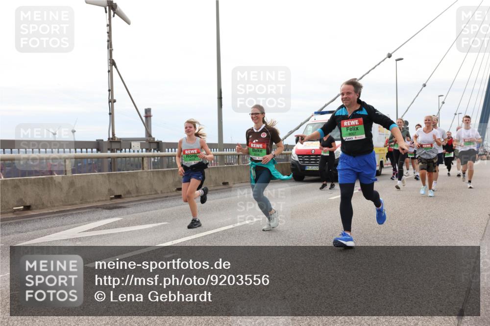 03.10.2025 - Köhlbrandbrückenlauf Lena Gebhardt http://msf.ph/oto/9203556 03.10.2025 15:53:30 Position 2 8006, 424, 8007 meine-sportfotos.de