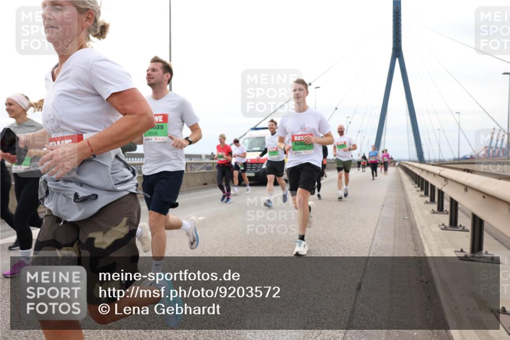 03.10.2025 - Köhlbrandbrückenlauf Lena Gebhardt http://msf.ph/oto/9203572 03.10.2025 15:53:33 Position 2 9038 meine-sportfotos.de