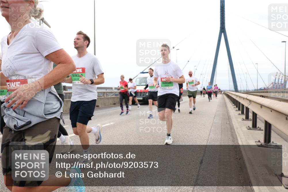 03.10.2025 - Köhlbrandbrückenlauf Lena Gebhardt http://msf.ph/oto/9203573 03.10.2025 15:53:33 Position 2 9038 meine-sportfotos.de