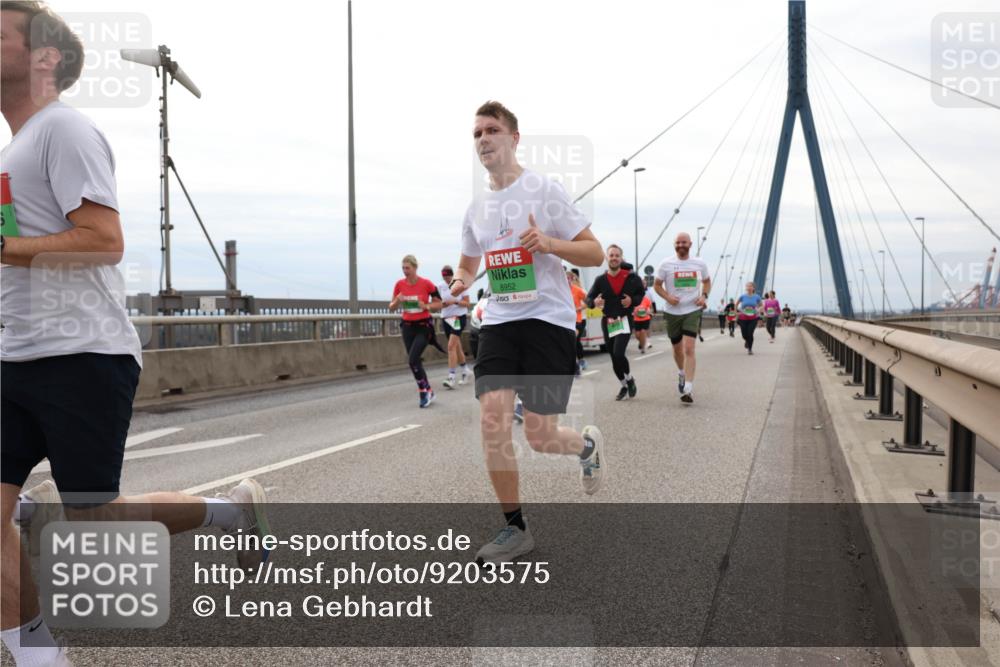 03.10.2025 - Köhlbrandbrückenlauf Lena Gebhardt http://msf.ph/oto/9203575 03.10.2025 15:53:33 Position 2 8952 meine-sportfotos.de