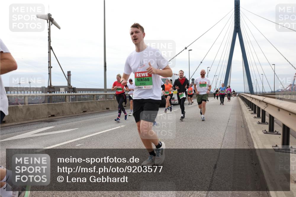 03.10.2025 - Köhlbrandbrückenlauf Lena Gebhardt http://msf.ph/oto/9203577 03.10.2025 15:53:34 Position 2 8952 meine-sportfotos.de