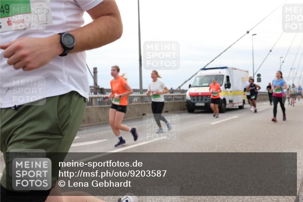 03.10.2025 - Köhlbrandbrückenlauf Lena Gebhardt http://msf.ph/oto/9203587 03.10.2025 15:53:36 Position 2 49 meine-sportfotos.de