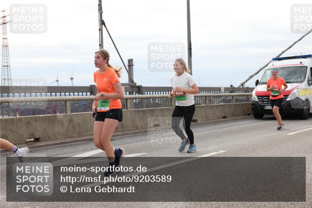 03.10.2025 - Köhlbrandbrückenlauf Lena Gebhardt http://msf.ph/oto/9203589 03.10.2025 15:53:36 Position 2 7930, 8017 meine-sportfotos.de