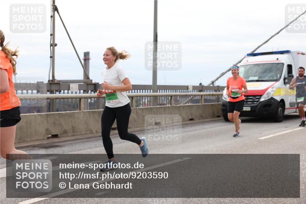03.10.2025 - Köhlbrandbrückenlauf Lena Gebhardt http://msf.ph/oto/9203590 03.10.2025 15:53:36 Position 2 8017, 54249 meine-sportfotos.de