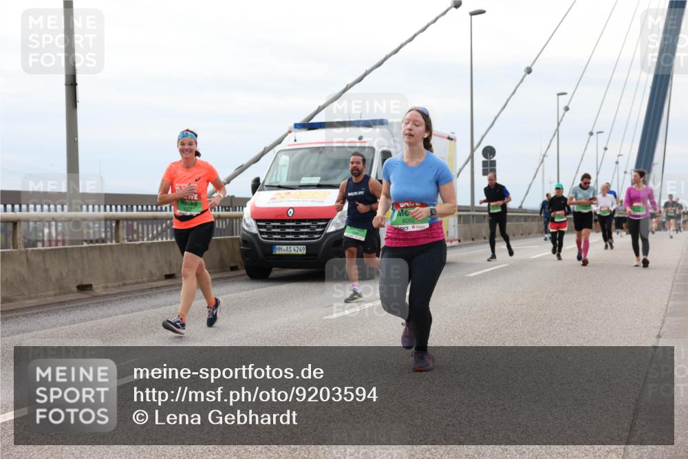 03.10.2025 - Köhlbrandbrückenlauf Lena Gebhardt http://msf.ph/oto/9203594 03.10.2025 15:53:37 Position 2 42, 85, 4249, 8092 meine-sportfotos.de