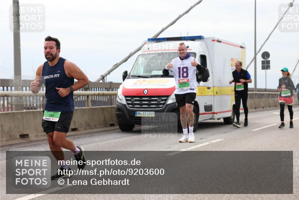 03.10.2025 - Köhlbrandbrückenlauf Lena Gebhardt http://msf.ph/oto/9203600 03.10.2025 15:53:38 Position 2 9426, 4249, 18, 9179 meine-sportfotos.de