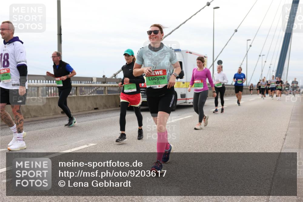 03.10.2025 - Köhlbrandbrückenlauf Lena Gebhardt http://msf.ph/oto/9203617 03.10.2025 15:53:42 Position 2 18, 9179, 7875, 424 meine-sportfotos.de