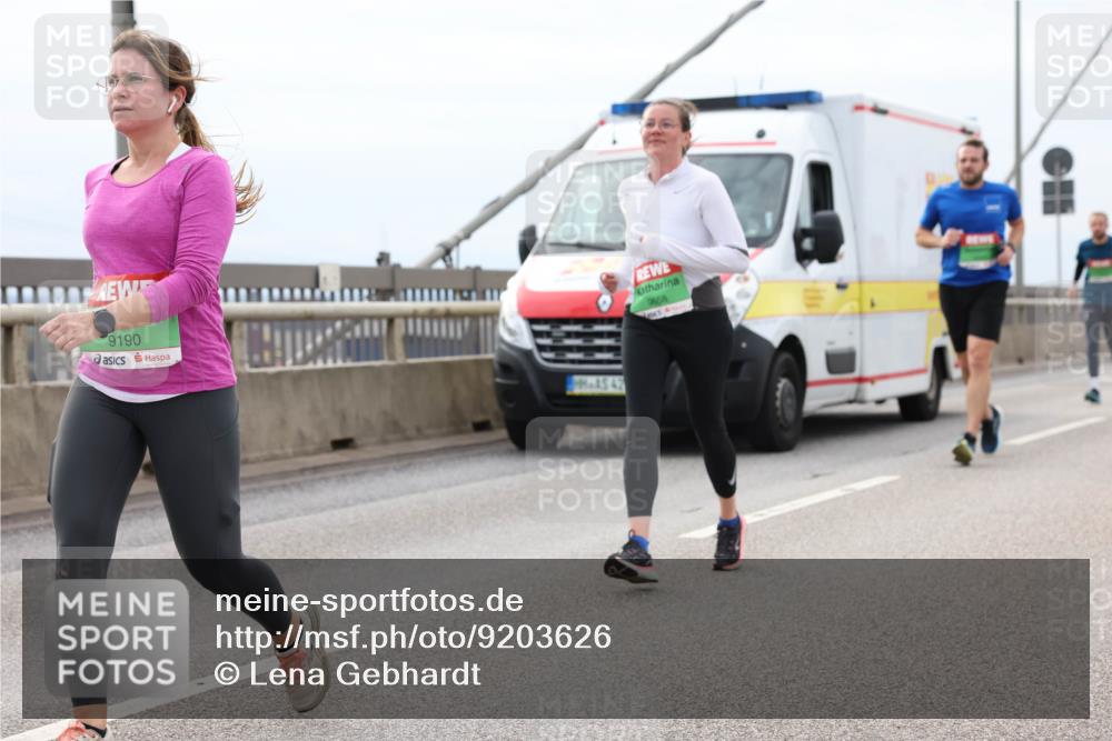 03.10.2025 - Köhlbrandbrückenlauf Lena Gebhardt http://msf.ph/oto/9203626 03.10.2025 15:53:44 Position 2 9190, 42, 9668 meine-sportfotos.de