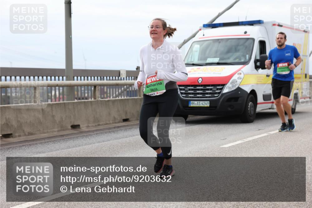 03.10.2025 - Köhlbrandbrückenlauf Lena Gebhardt http://msf.ph/oto/9203632 03.10.2025 15:53:45 Position 2 9658, 4249 meine-sportfotos.de