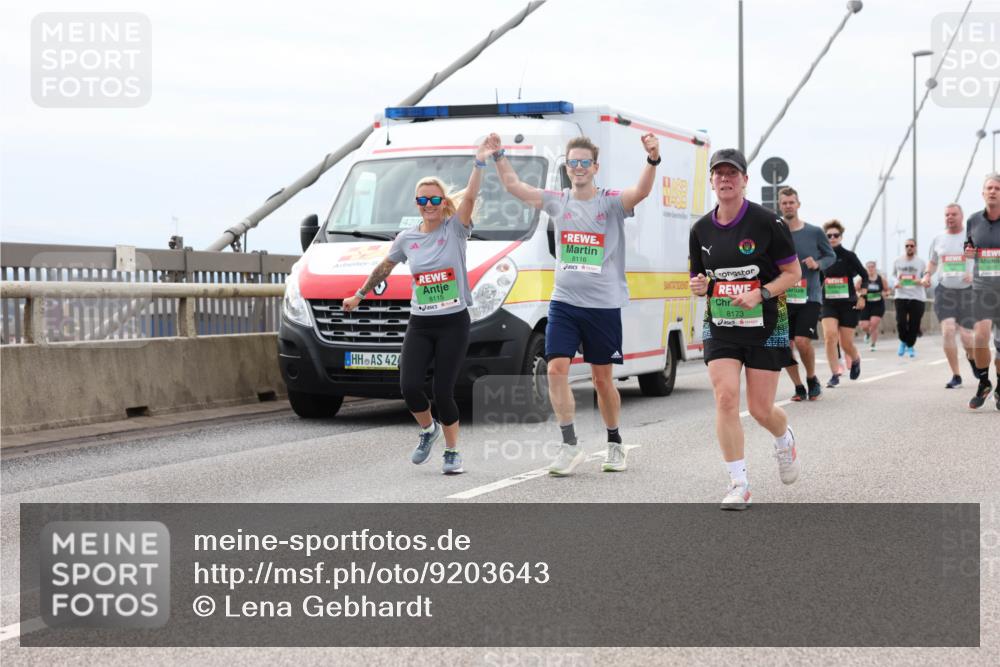 03.10.2025 - Köhlbrandbrückenlauf Lena Gebhardt http://msf.ph/oto/9203643 03.10.2025 15:53:50 Position 2 42, 8115, 8116, 8173 meine-sportfotos.de
