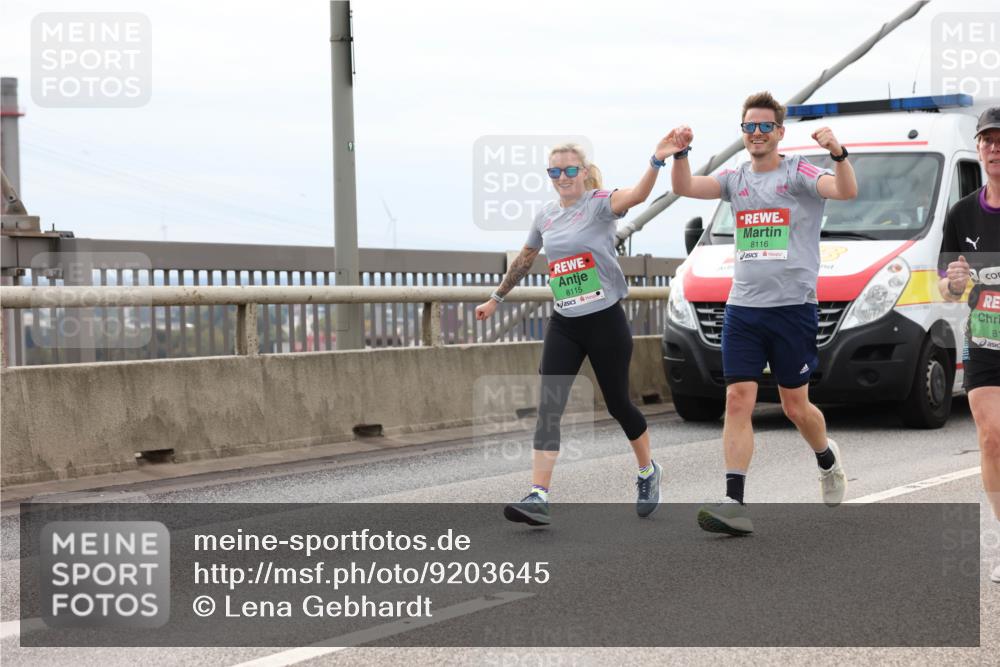 03.10.2025 - Köhlbrandbrückenlauf Lena Gebhardt http://msf.ph/oto/9203645 03.10.2025 15:53:50 Position 2 8115, 8116, 81 meine-sportfotos.de