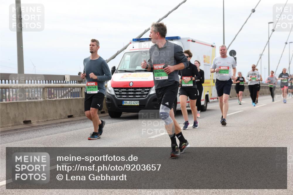 03.10.2025 - Köhlbrandbrückenlauf Lena Gebhardt http://msf.ph/oto/9203657 03.10.2025 15:53:53 Position 2 9376, 4249, 8277 meine-sportfotos.de