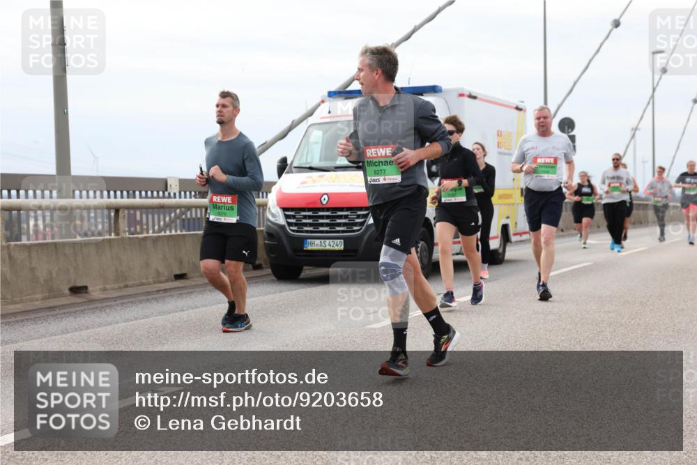 03.10.2025 - Köhlbrandbrückenlauf Lena Gebhardt http://msf.ph/oto/9203658 03.10.2025 15:53:53 Position 2 9376, 4249, 8277 meine-sportfotos.de