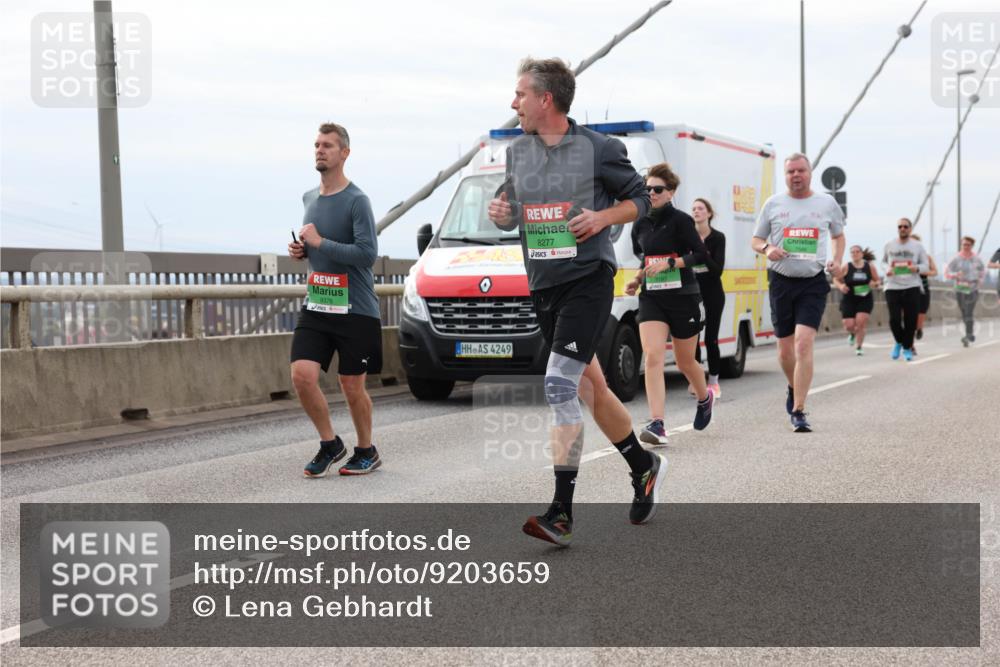 03.10.2025 - Köhlbrandbrückenlauf Lena Gebhardt http://msf.ph/oto/9203659 03.10.2025 15:53:53 Position 2 9376, 8277, 4249 meine-sportfotos.de