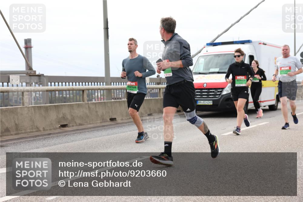 03.10.2025 - Köhlbrandbrückenlauf Lena Gebhardt http://msf.ph/oto/9203660 03.10.2025 15:53:54 Position 2 9376, 4249, 8193 meine-sportfotos.de