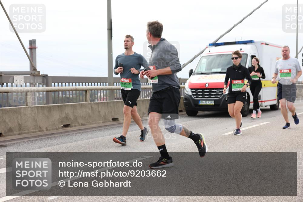 03.10.2025 - Köhlbrandbrückenlauf Lena Gebhardt http://msf.ph/oto/9203662 03.10.2025 15:53:54 Position 2 9376, 4249, 8193 meine-sportfotos.de