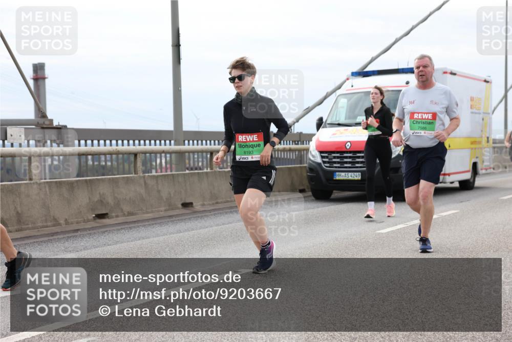 03.10.2025 - Köhlbrandbrückenlauf Lena Gebhardt http://msf.ph/oto/9203667 03.10.2025 15:53:55 Position 2 8193, 4249, 361, 7586 meine-sportfotos.de