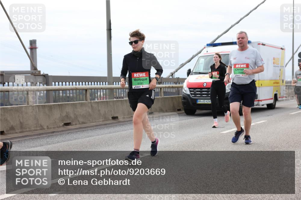 03.10.2025 - Köhlbrandbrückenlauf Lena Gebhardt http://msf.ph/oto/9203669 03.10.2025 15:53:55 Position 2 8193, 4249, 361, 7586 meine-sportfotos.de