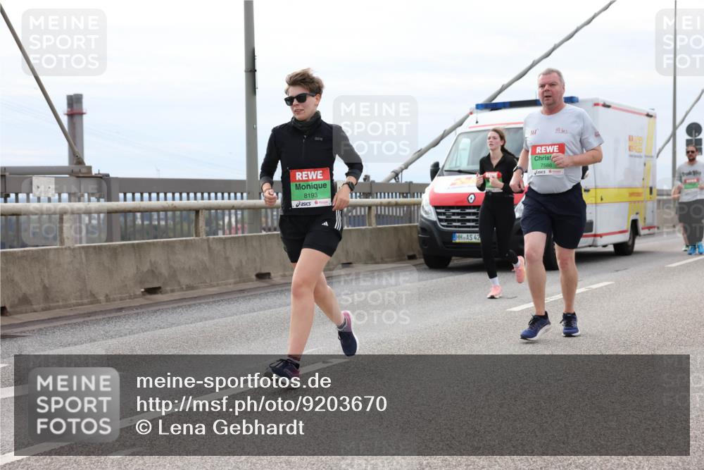 03.10.2025 - Köhlbrandbrückenlauf Lena Gebhardt http://msf.ph/oto/9203670 03.10.2025 15:53:55 Position 2 8193, 42, 361, 7586 meine-sportfotos.de
