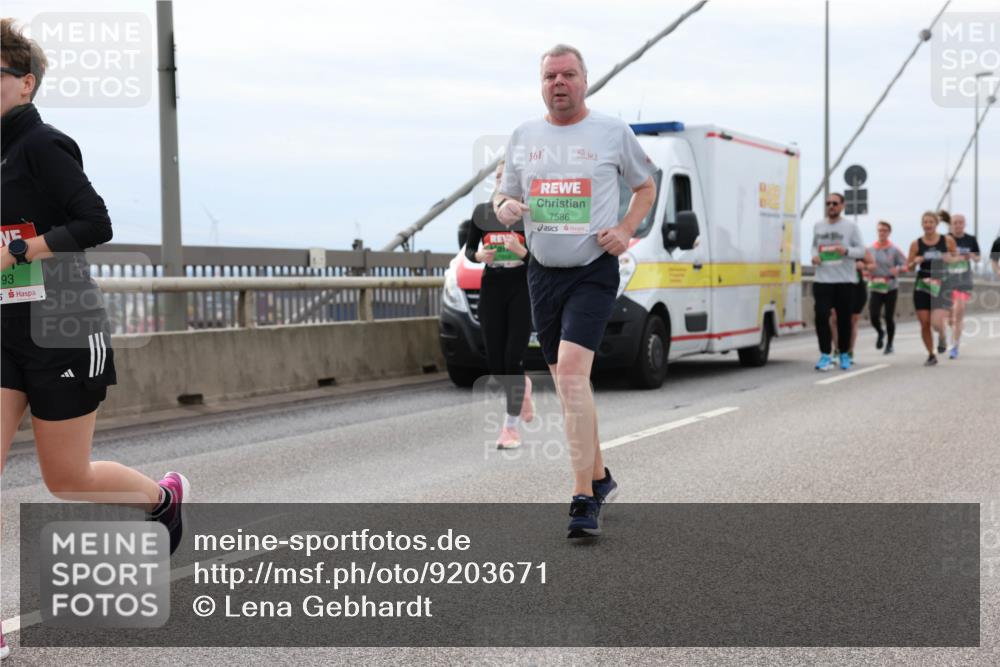 03.10.2025 - Köhlbrandbrückenlauf Lena Gebhardt http://msf.ph/oto/9203671 03.10.2025 15:53:55 Position 2 93, 361, 7586 meine-sportfotos.de