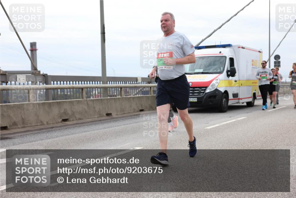 03.10.2025 - Köhlbrandbrückenlauf Lena Gebhardt http://msf.ph/oto/9203675 03.10.2025 15:53:56 Position 2 758, 4249, 42, 85 meine-sportfotos.de