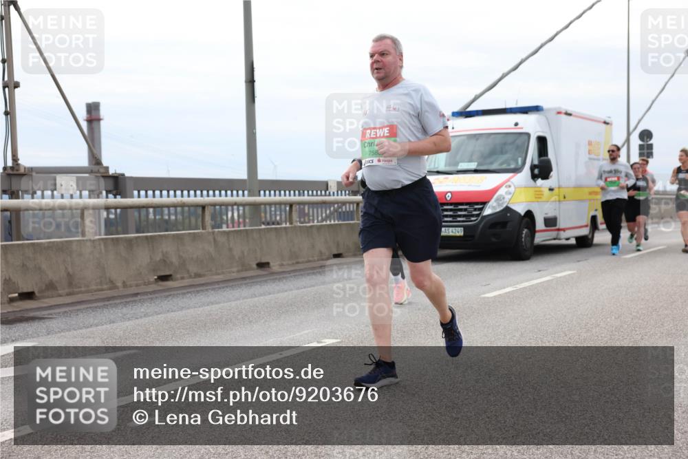 03.10.2025 - Köhlbrandbrückenlauf Lena Gebhardt http://msf.ph/oto/9203676 03.10.2025 15:53:56 Position 2 7580, 4249 meine-sportfotos.de