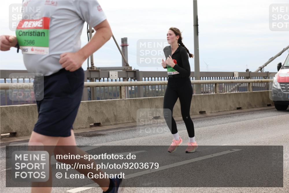 03.10.2025 - Köhlbrandbrückenlauf Lena Gebhardt http://msf.ph/oto/9203679 03.10.2025 15:53:57 Position 2 7586 meine-sportfotos.de