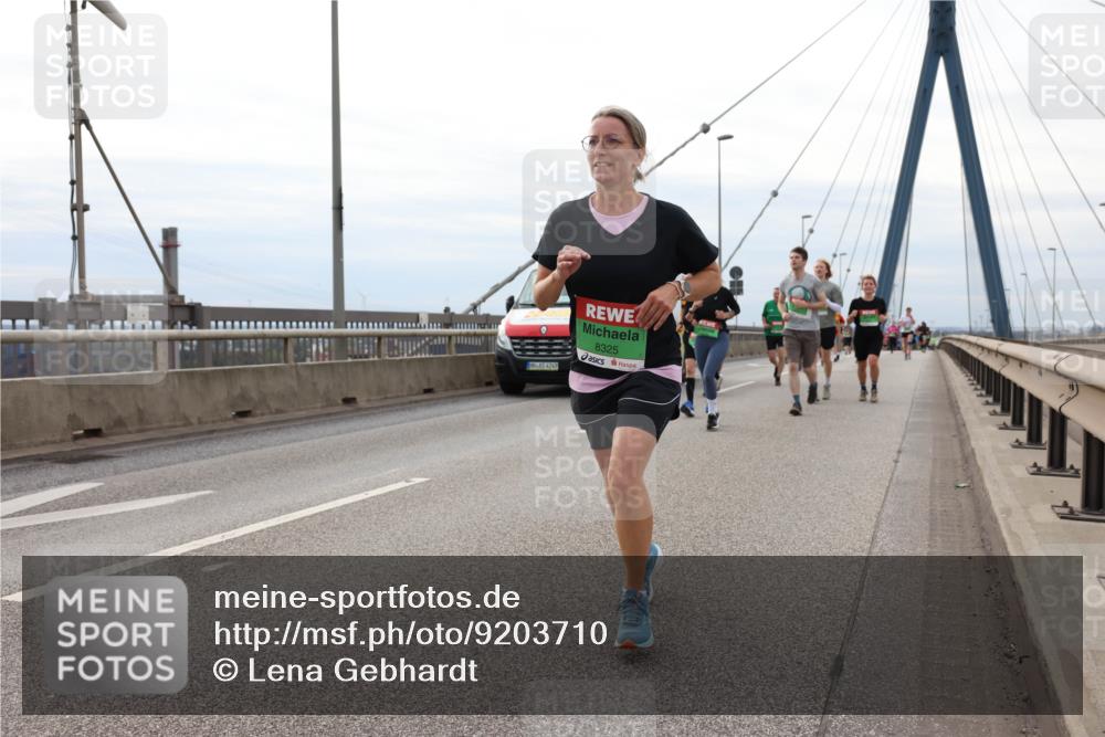 03.10.2025 - Köhlbrandbrückenlauf Lena Gebhardt http://msf.ph/oto/9203710 03.10.2025 15:54:03 Position 2 4249, 8325 meine-sportfotos.de