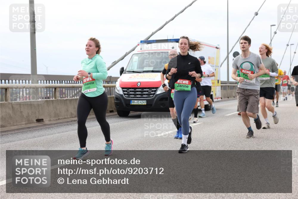 03.10.2025 - Köhlbrandbrückenlauf Lena Gebhardt http://msf.ph/oto/9203712 03.10.2025 15:54:04 Position 2 42, 85, 8450, 8839, 4249, 8128 meine-sportfotos.de
