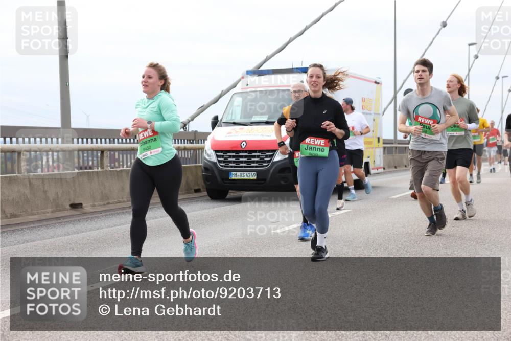 03.10.2025 - Köhlbrandbrückenlauf Lena Gebhardt http://msf.ph/oto/9203713 03.10.2025 15:54:04 Position 2 8450, 42, 854, 4249, 8839 meine-sportfotos.de