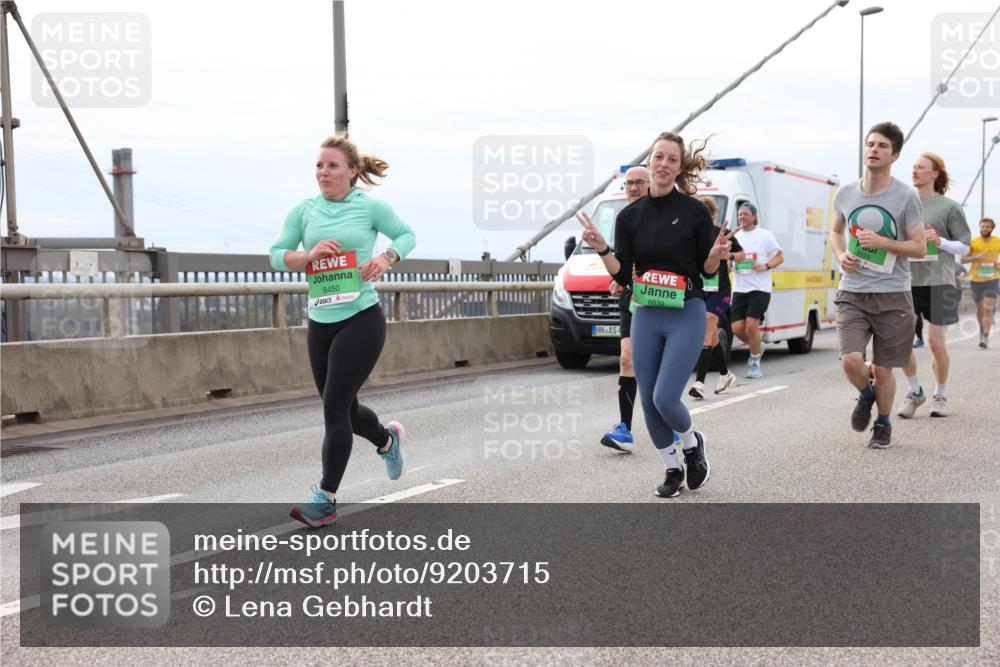 03.10.2025 - Köhlbrandbrückenlauf Lena Gebhardt http://msf.ph/oto/9203715 03.10.2025 15:54:04 Position 2 8450, 8839, 8128 meine-sportfotos.de