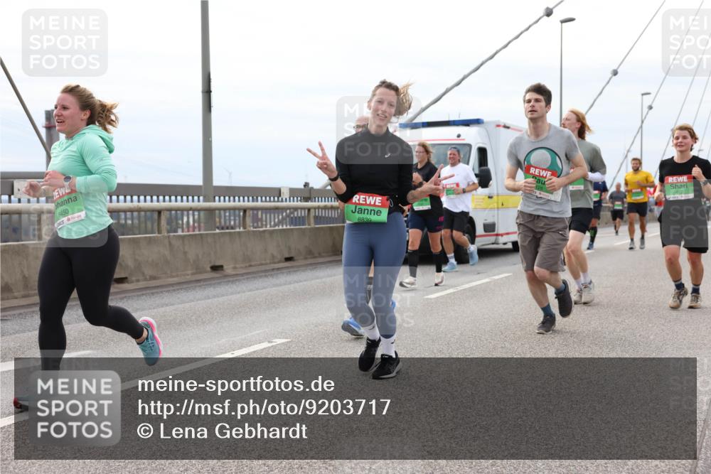 03.10.2025 - Köhlbrandbrückenlauf Lena Gebhardt http://msf.ph/oto/9203717 03.10.2025 15:54:04 Position 2 8450, 8839, 128 meine-sportfotos.de