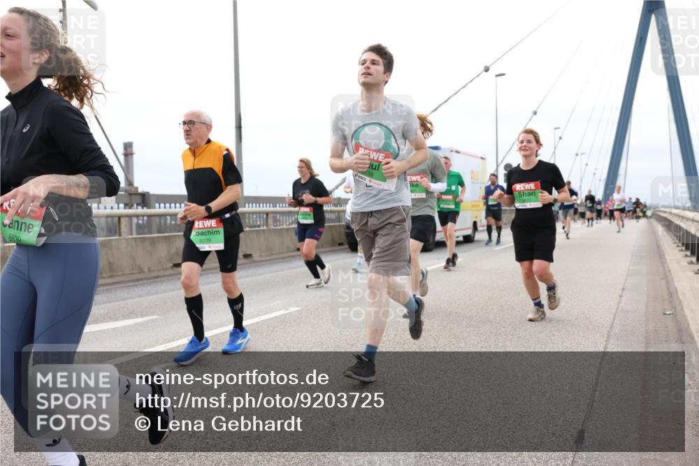 03.10.2025 - Köhlbrandbrückenlauf Lena Gebhardt http://msf.ph/oto/9203725 03.10.2025 15:54:05 Position 2 8839, 9239, 128 meine-sportfotos.de