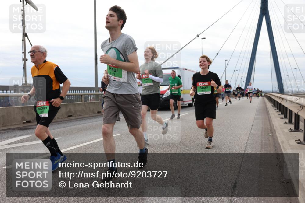 03.10.2025 - Köhlbrandbrückenlauf Lena Gebhardt http://msf.ph/oto/9203727 03.10.2025 15:54:06 Position 2 9239, 8128, 9621, 9622 meine-sportfotos.de