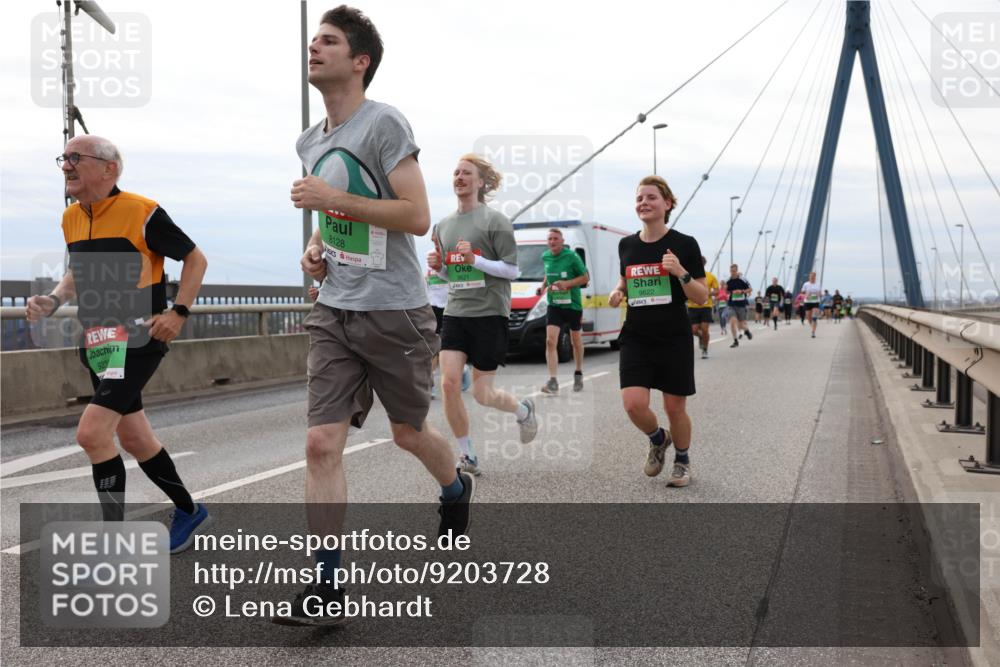 03.10.2025 - Köhlbrandbrückenlauf Lena Gebhardt http://msf.ph/oto/9203728 03.10.2025 15:54:06 Position 2 923, 8128, 9621, 9622 meine-sportfotos.de
