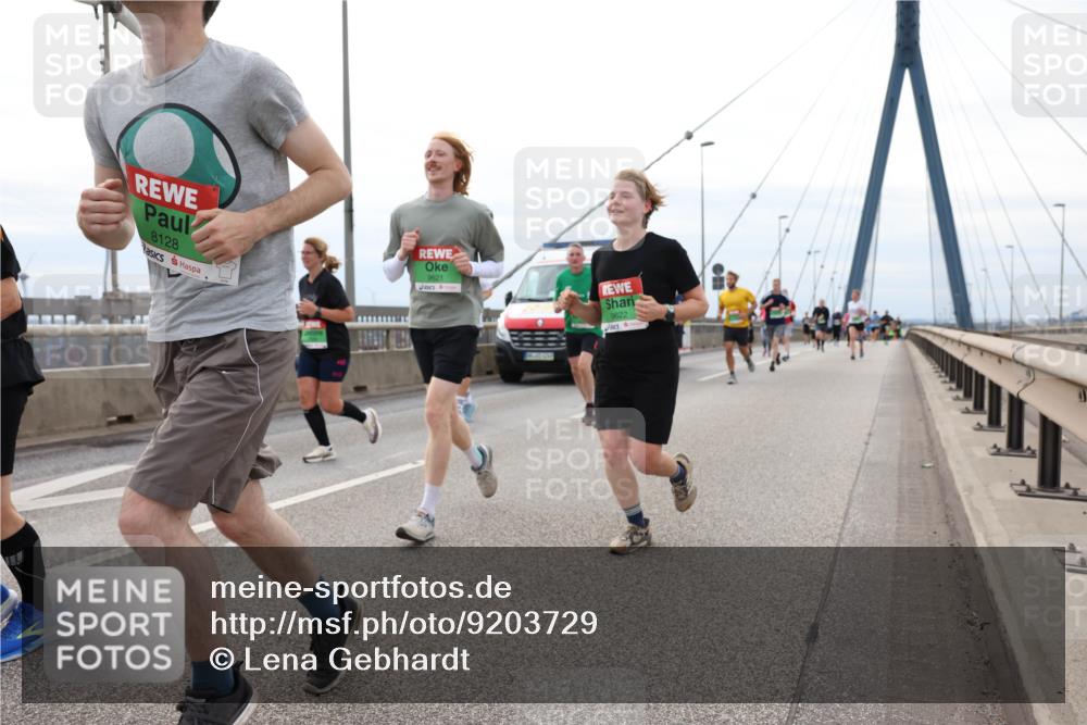 03.10.2025 - Köhlbrandbrückenlauf Lena Gebhardt http://msf.ph/oto/9203729 03.10.2025 15:54:06 Position 2 8128, 9621, 9622 meine-sportfotos.de