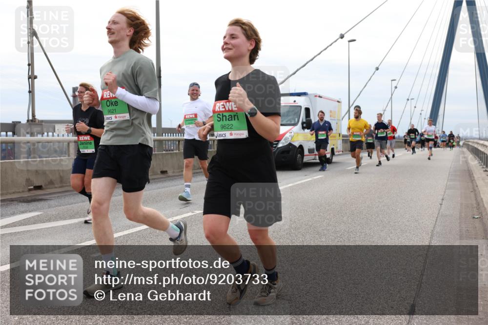 03.10.2025 - Köhlbrandbrückenlauf Lena Gebhardt http://msf.ph/oto/9203733 03.10.2025 15:54:07 Position 2 9621, 9622 meine-sportfotos.de