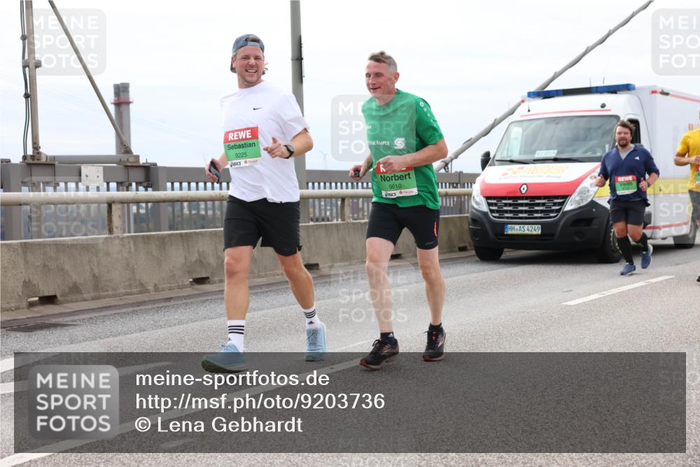 03.10.2025 - Köhlbrandbrückenlauf Lena Gebhardt http://msf.ph/oto/9203736 03.10.2025 15:54:07 Position 2 9225, 9610, 4249, 42, 85 meine-sportfotos.de
