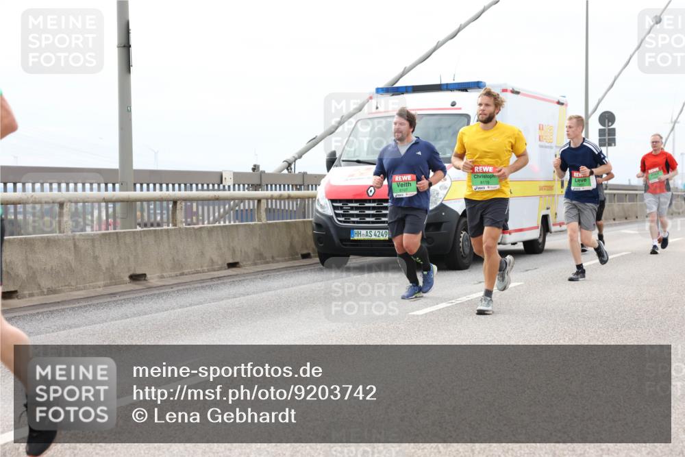 03.10.2025 - Köhlbrandbrückenlauf Lena Gebhardt http://msf.ph/oto/9203742 03.10.2025 15:54:08 Position 2 91, 4249, 8119, 8107 meine-sportfotos.de