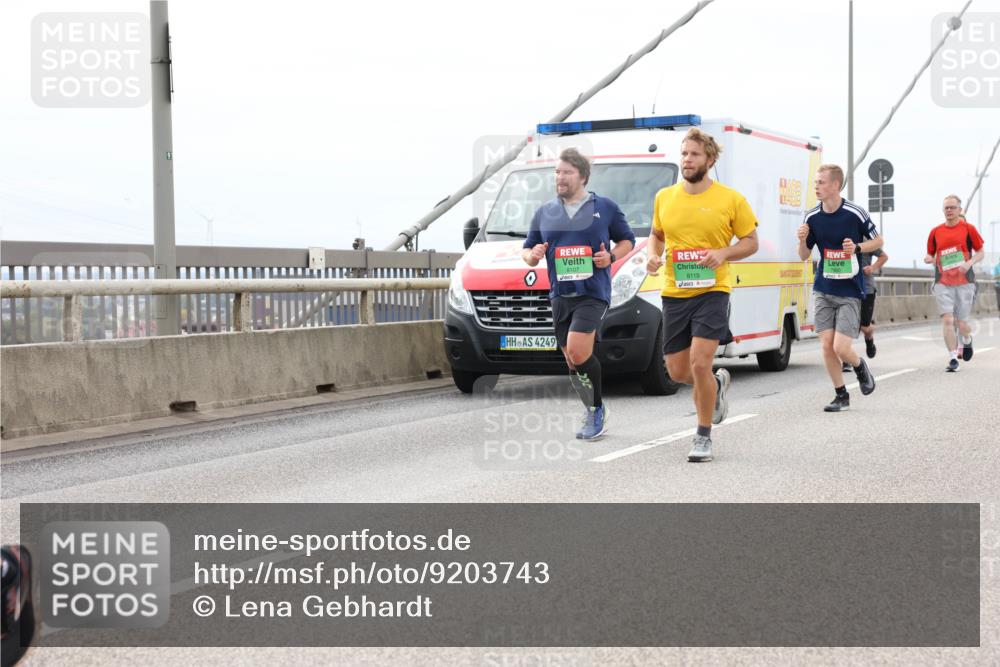 03.10.2025 - Köhlbrandbrückenlauf Lena Gebhardt http://msf.ph/oto/9203743 03.10.2025 15:54:08 Position 2 4249, 8107, 8119 meine-sportfotos.de