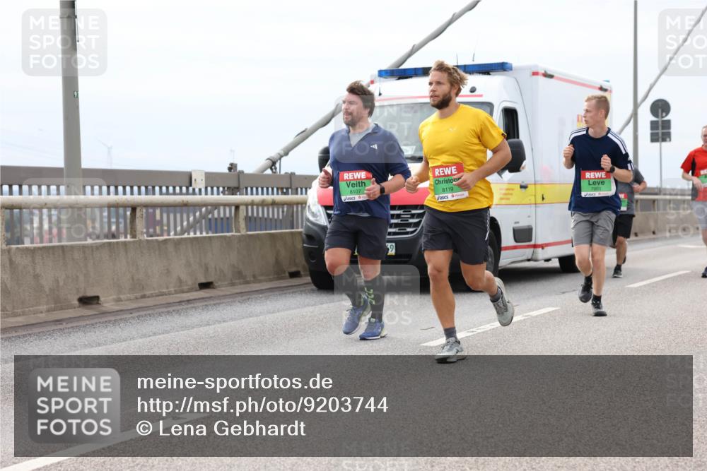 03.10.2025 - Köhlbrandbrückenlauf Lena Gebhardt http://msf.ph/oto/9203744 03.10.2025 15:54:08 Position 2 8119, 7960, 8107, 2 meine-sportfotos.de