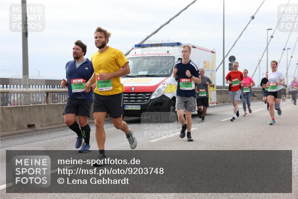 03.10.2025 - Köhlbrandbrückenlauf Lena Gebhardt http://msf.ph/oto/9203748 03.10.2025 15:54:09 Position 2 8107, 8119, 4249 meine-sportfotos.de