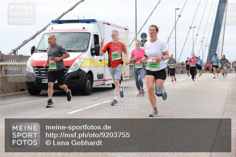 03.10.2025 - Köhlbrandbrückenlauf Lena Gebhardt http://msf.ph/oto/9203755 03.10.2025 15:54:11 Position 2 8742, 8460, 9222 meine-sportfotos.de